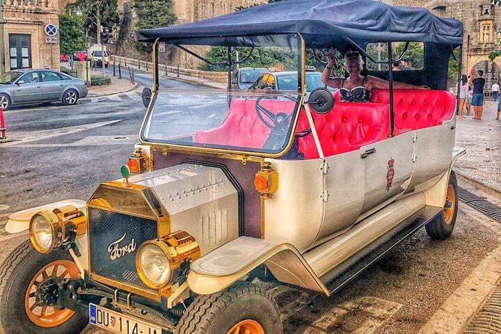 Giro turistico privato a Dubrovnik con una vecchia auto classica