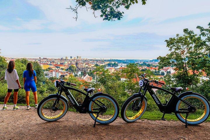 プラハのレトロスタイルの電動自転車ナイトツアー - ライブガイド付き