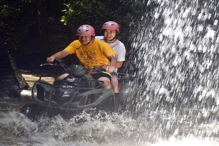 Ubud Bali ATV Kuber genom vattenfall och lång tunnel