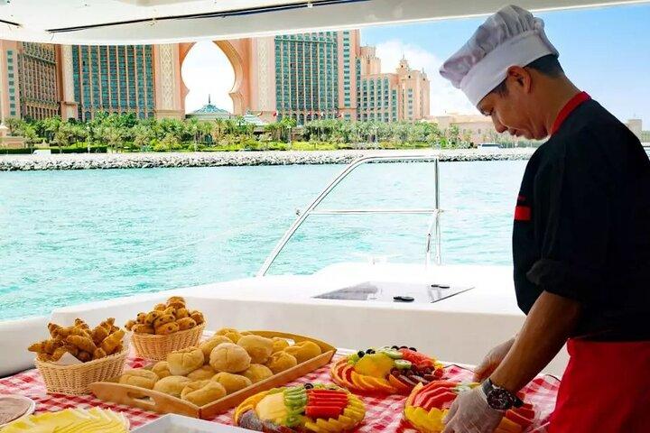 Dubai Yacht Tour met een prachtig uitzicht op de kustlijn