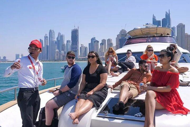 Dubai Yacht Tour met een prachtig uitzicht op de kustlijn