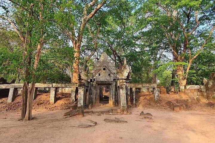 ケル島のピラミッド寺院とベンメリア ジャングル寺院