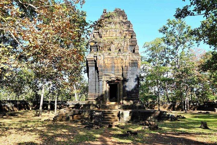 ケル島のピラミッド寺院とベンメリア ジャングル寺院