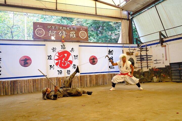 忍者発祥の地IGA、専用車とドライバー付き（最大9人）