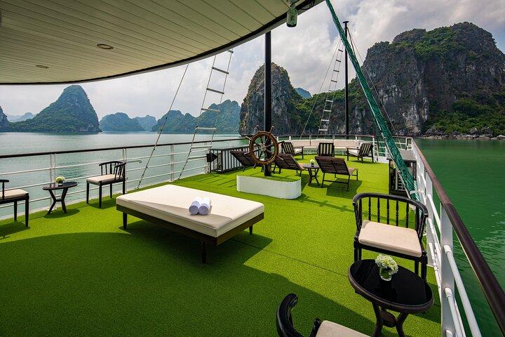 Privater Transfer von Hanoi nach Halong. Nehmen Sie an einer Tagestour in einer kleinen Gruppe teil