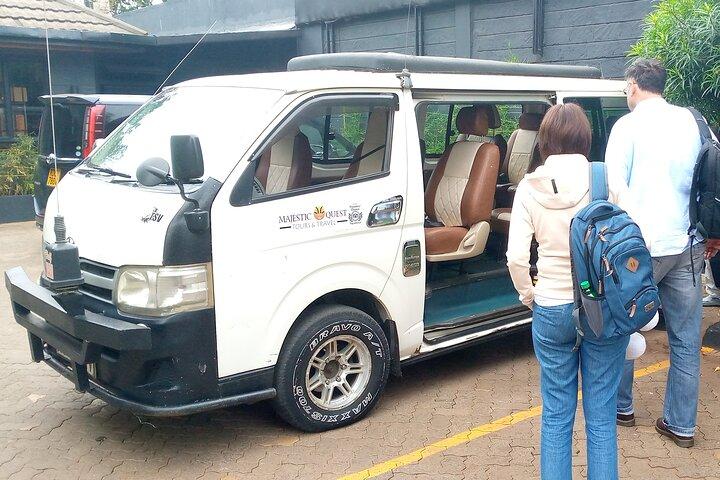 Excursão de um dia ao centro de girafas e fábrica de miçangas saindo de Nairóbi