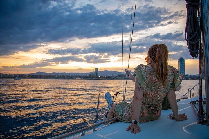 Tour in barca a vela al tramonto a Barcellona