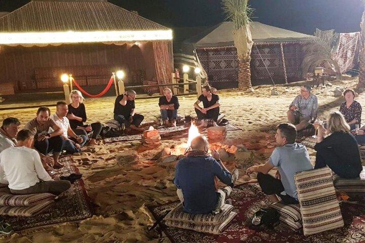 Tour safari notturno sulle dune rosse con barbecue al campo Al Khayma