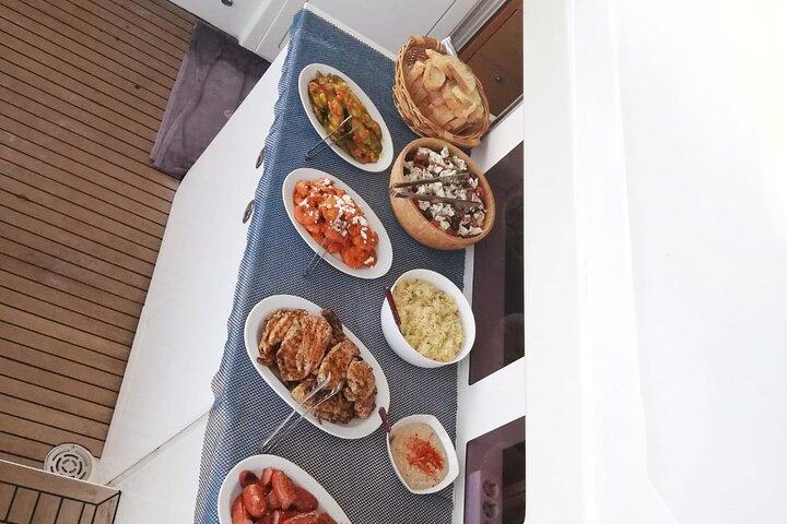 サントリーニカタマランクルーズ（新鮮なお食事とオープンバー付き）