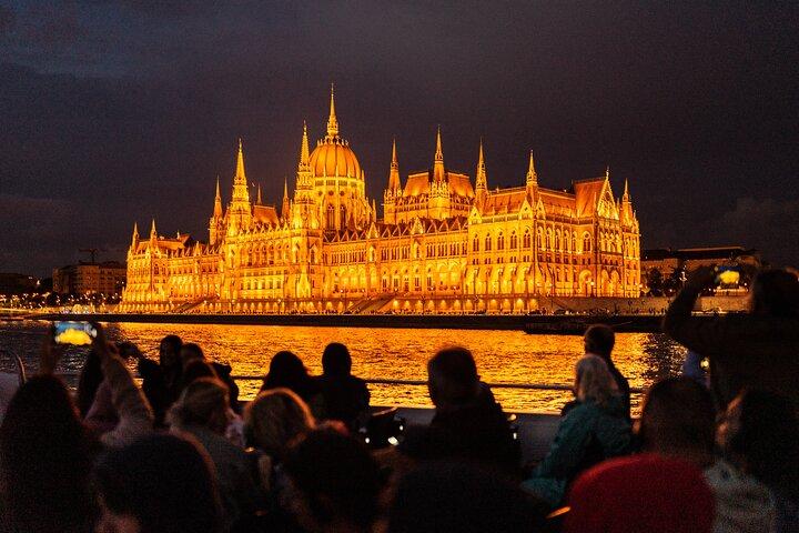 Budapest Donau Sightseeing nattkryssning med dryck
