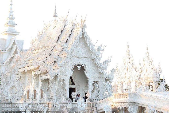 チェンライ：白、青、赤の寺院とロングネックビレッジツアー