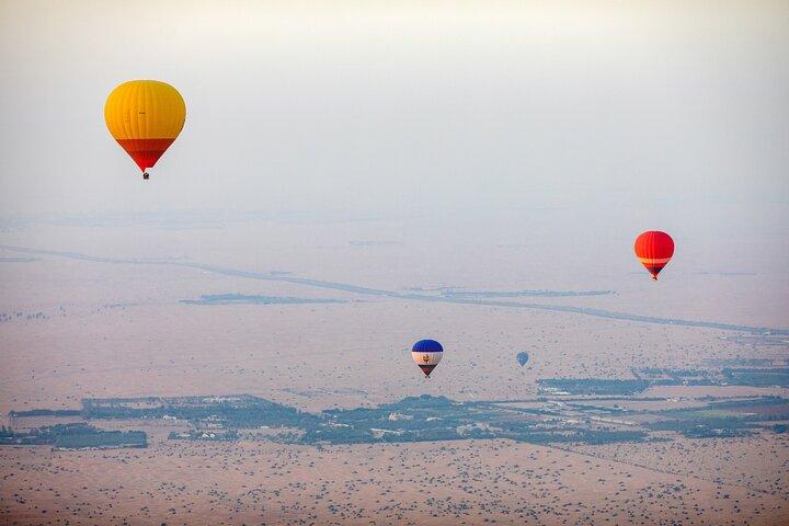 Deluxe ballonvaart in Dubai met ontbijt & valkenshow