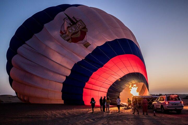 Deluxe ballonvaart in Dubai met ontbijt & valkenshow