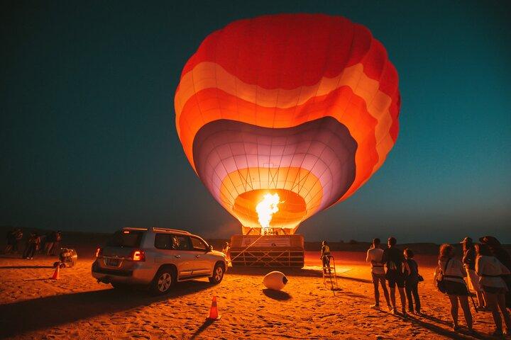 Deluxe ballonvaart in Dubai met ontbijt & valkenshow