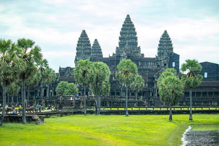 Siem Reap: Angkor Wat Sunrise & Explore Angkor Temples With Guide