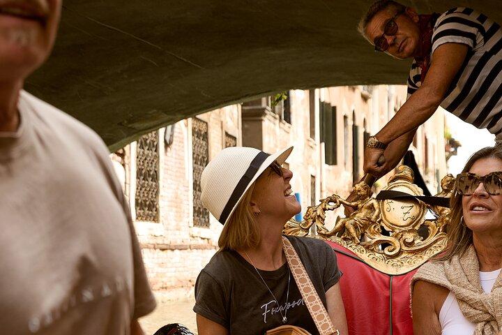 Recorrido artístico a pie por Venecia con paseo en góndola