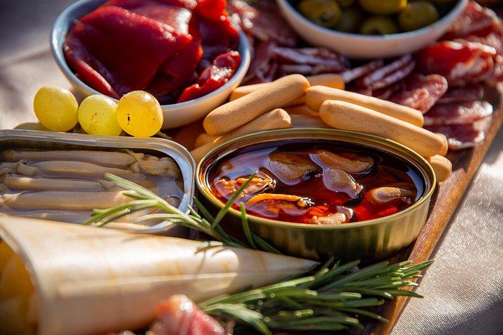 バルセロナでの2時間の地元タパスとセーリングアドベンチャー