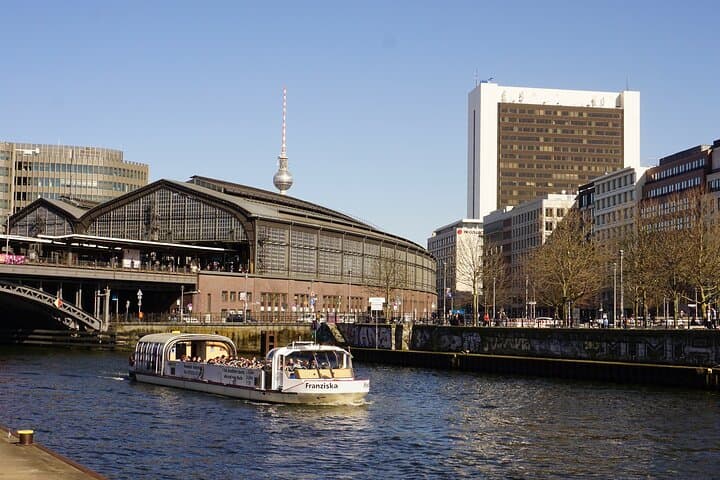 Berlin: 1 h rainproof Boat Tour + Bilingual Guide DE/EN