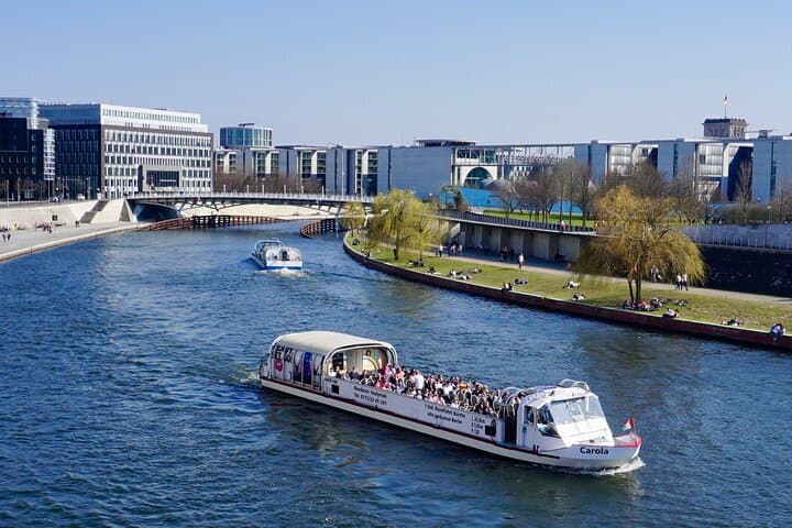 Berlin: 1 h rainproof Boat Tour + Bilingual Guide DE/EN