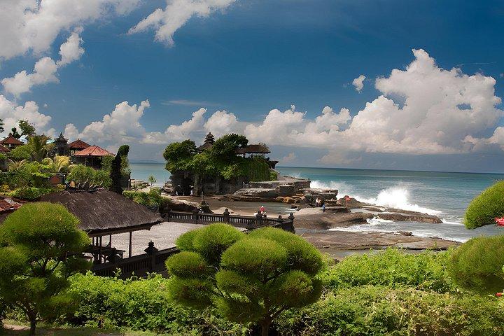 バリ島最高の海の寺院を巡る：タナロットとウルワツ