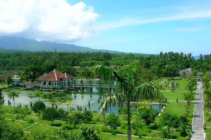 Noleggio auto per l'intera giornata a Bali: tour di Bali alle porte del paradiso