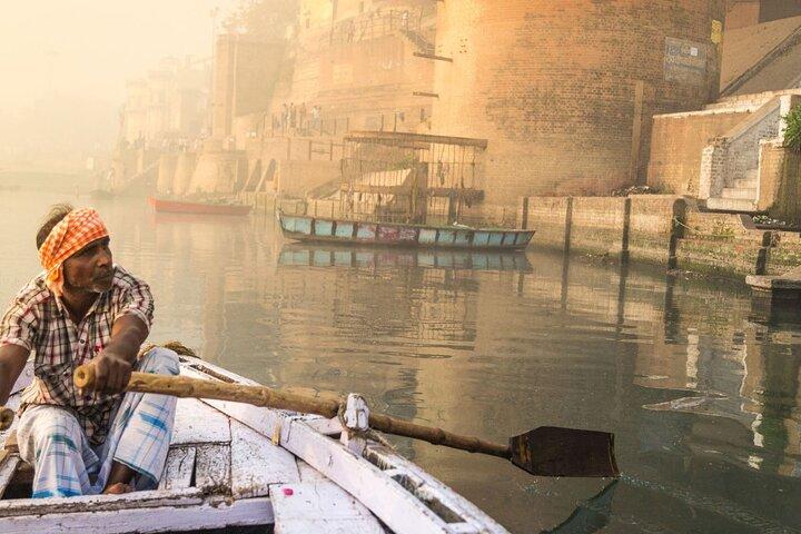 Tour del misticismo de Varanasi con un local que incluye un paseo en barco guiado gratuito