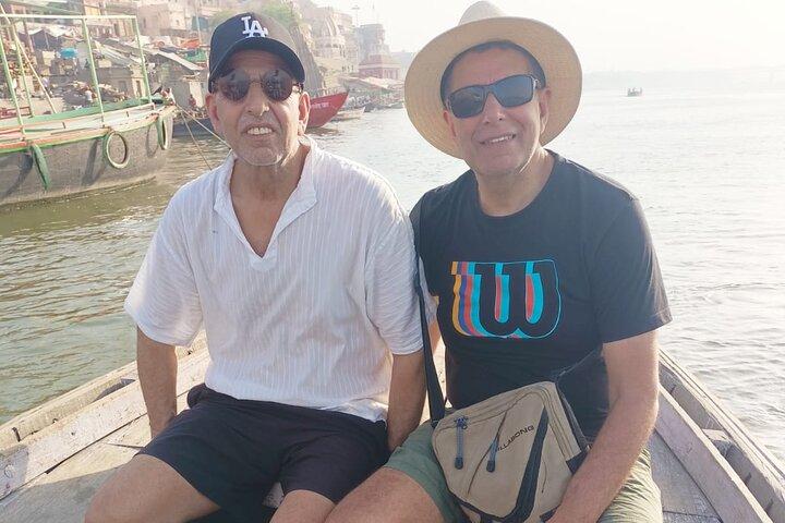Tour del misticismo de Varanasi con un local que incluye un paseo en barco guiado gratuito