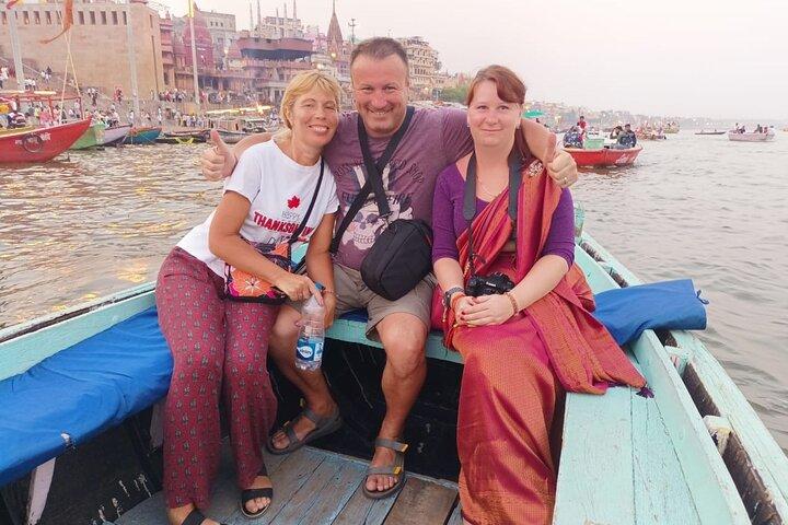 Tour del misticismo de Varanasi con un local que incluye un paseo en barco guiado gratuito