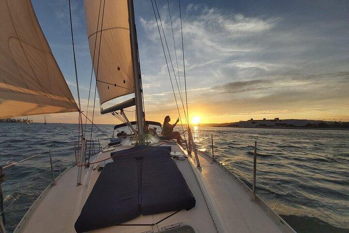 Excursion en bateau Golden Hour - Navigation près des monuments avec du vin