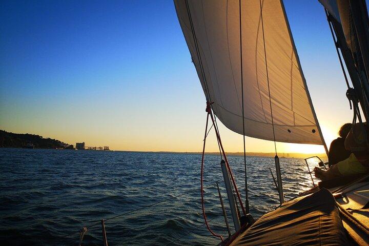 Excursion en bateau Golden Hour - Navigation près des monuments avec du vin