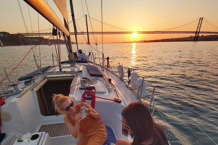 Excursion en bateau Golden Hour - Navigation près des monuments avec du vin