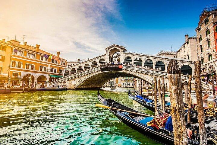 Recorrido por la encantadora Venecia: majestuoso paseo por la ciudad y paseo en góndola