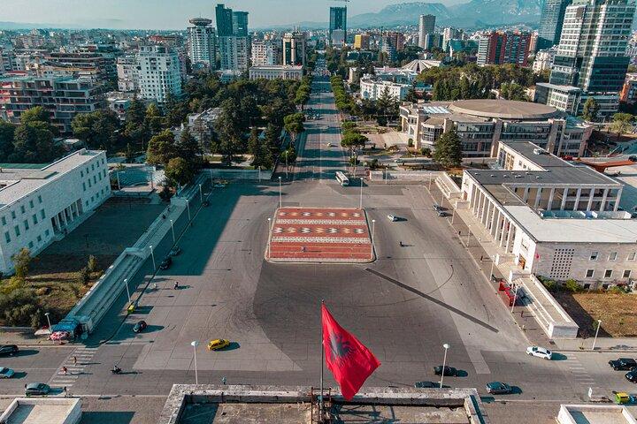 Tour privato di un'intera giornata a Tirana - Capitale albanese a 360°