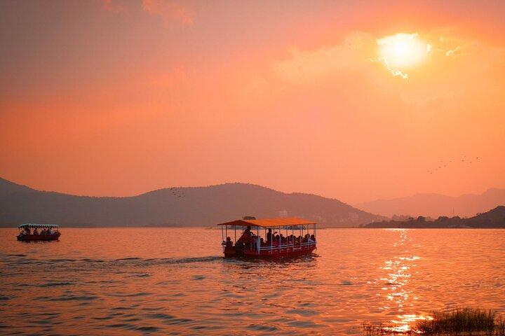 Geführte Ghat-Walk-Erfahrung mit Bootsfahrt in Udaipur mit einem Einheimischen