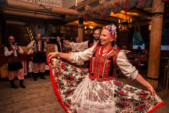 夜のフォークショー、歌、踊り、そしておいしい食事