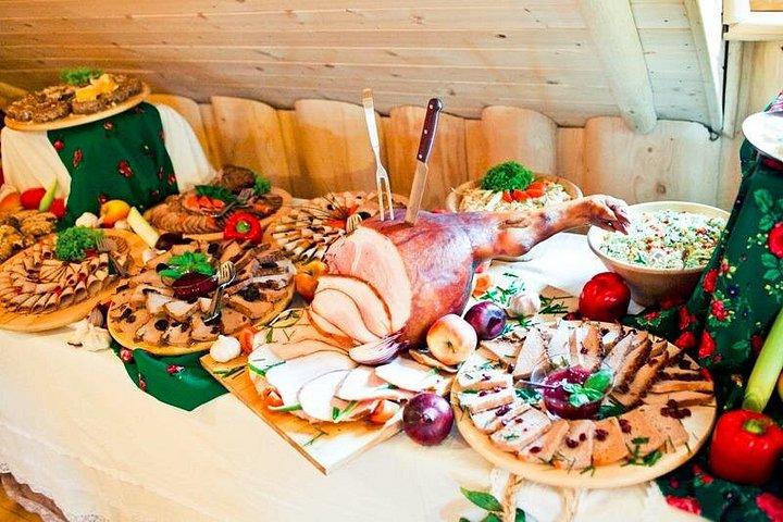 夜のフォークショー、歌、踊り、そしておいしい食事