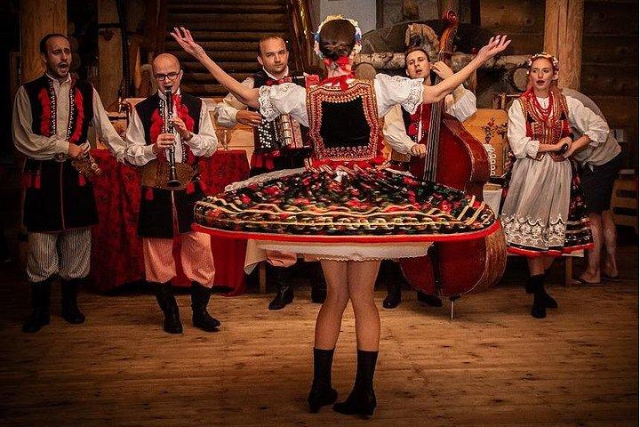 夜のフォークショー、歌、踊り、そしておいしい食事
