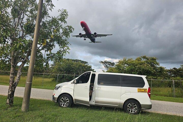 リベリア空港からタマリンドのホテルまでの専用送迎サービス