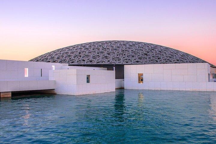 Entrada al Museo del Louvre en Abu Dhabi