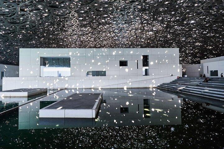 Entrada al Museo del Louvre en Abu Dhabi