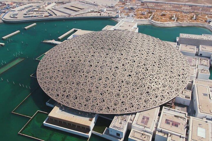 Entrada al Museo del Louvre en Abu Dhabi