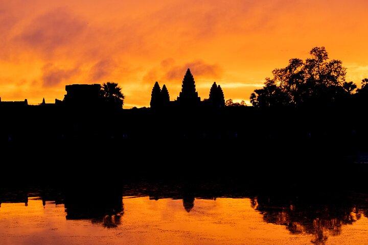 Siem Reap: Angkor Wat Sunrise & Explore Angkor Temples With Guide