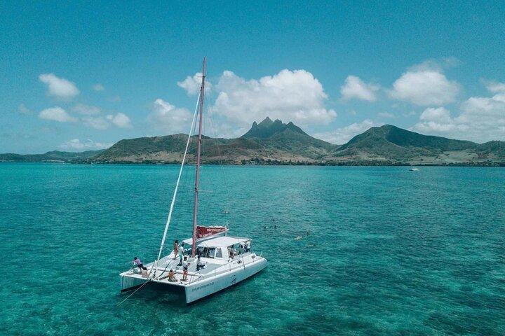 セルフ島での 1 日プライベート カタマラン アドベンチャー