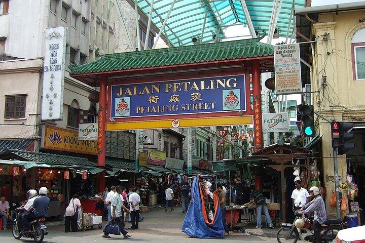 Excursion privée d'une demi-journée à Kuala Lumpur avec déjeuner local *26*