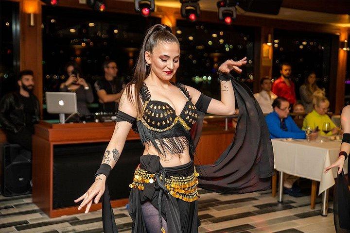 イスタンブールのトルキス ナイト ショー付き豪華ボスポラス ディナー クルーズ