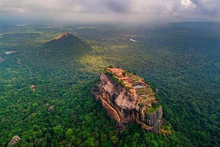8 Days Private Guided Tour in Sri Lanka with accommodation (BB)