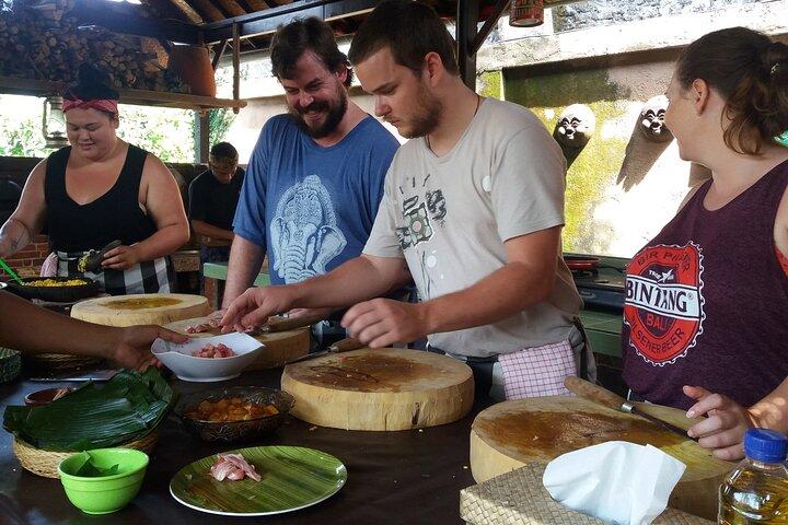 Clase de cocina de Bali en la casa tradicional de Bali