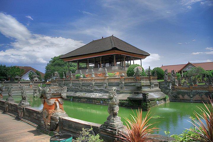 Pacchetti turistici del Tempio Besakih e delle cascate di Ubud