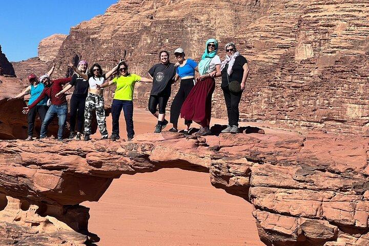 Wadi Rum Tour de 4 horas por la mañana o tour al atardecer