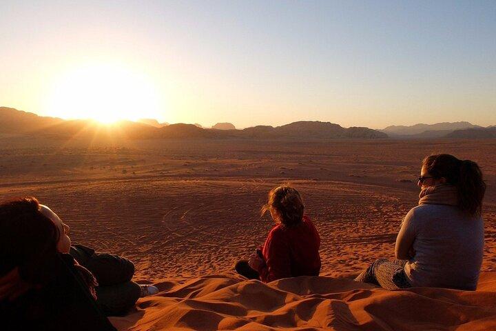 Excursión en jeep de día completo (almuerzo) Lo más destacado del desierto de Wadi Rum
